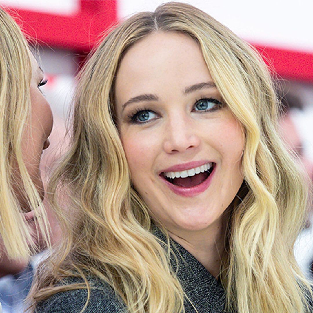 ¡No puede dejar de sonreír! Jennifer Lawrence muestra por primera vez su anillo de compromiso