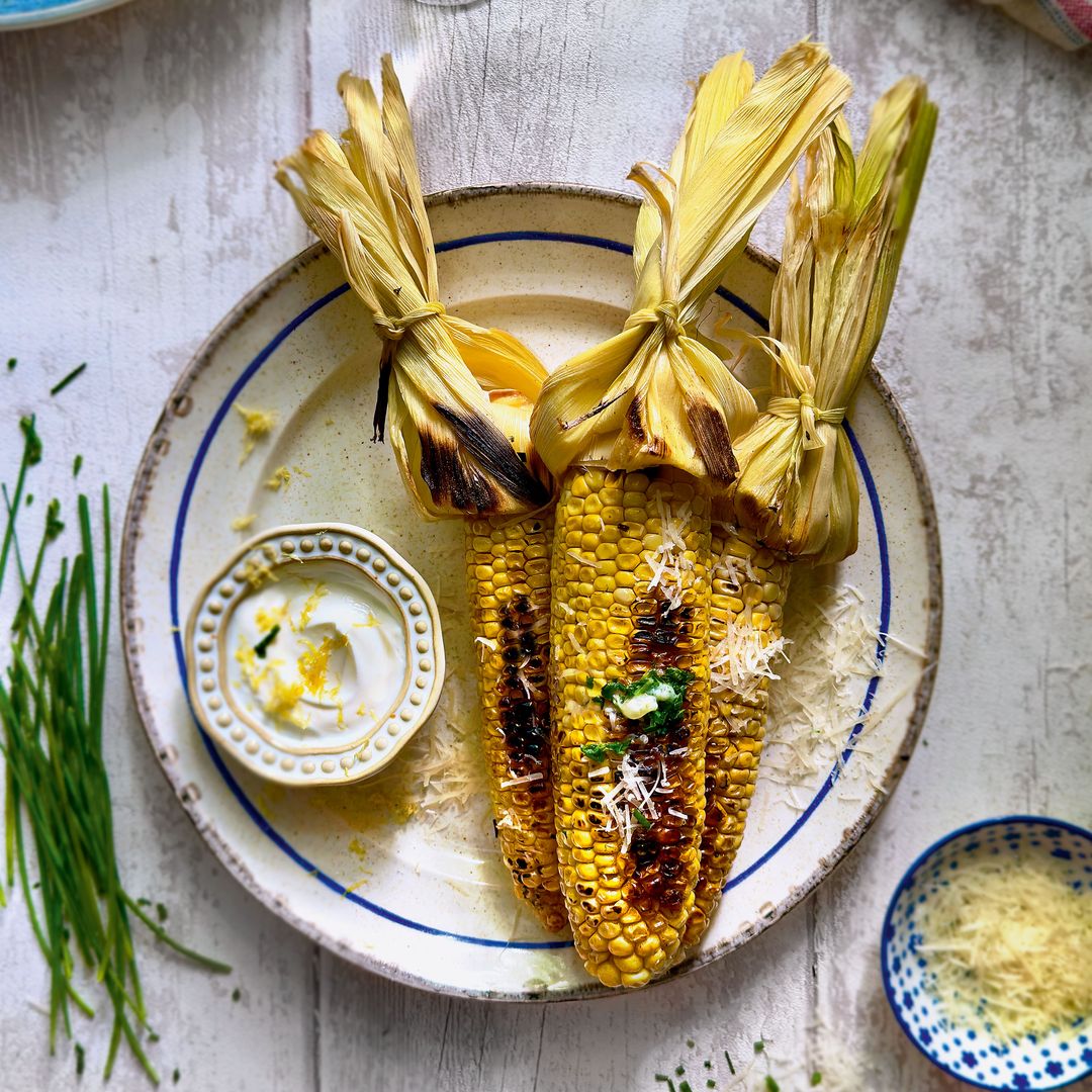 Mazorcas a la barbacoa con mantequilla de ajo