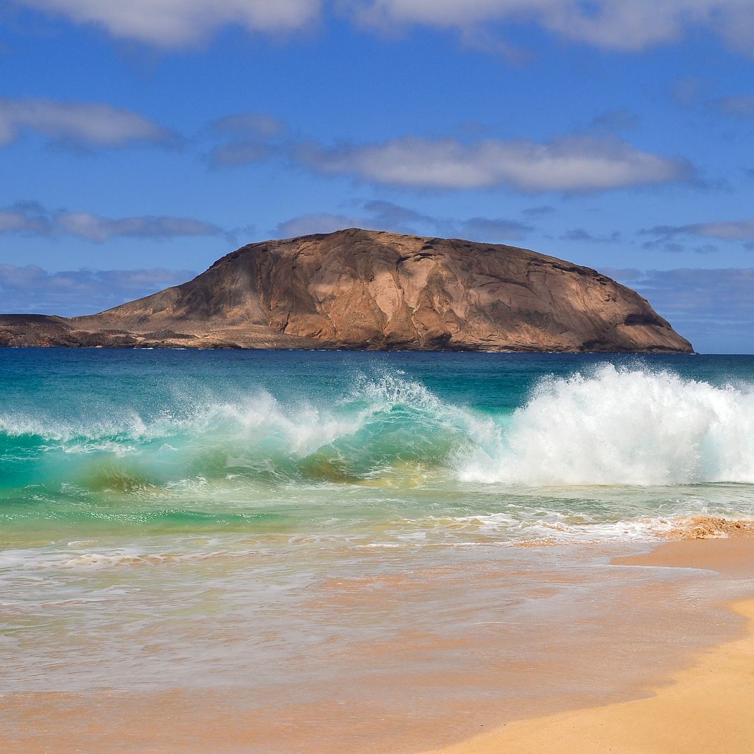 Playa de Las Conchas con vistas a la Montaña Clara, La Graciosa, Canarias