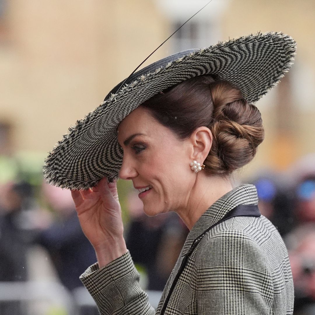 Kate Middleton ’rompe’ el protocolo en Canterbury y deslumbra con un vestido-abrigo y tocado XL