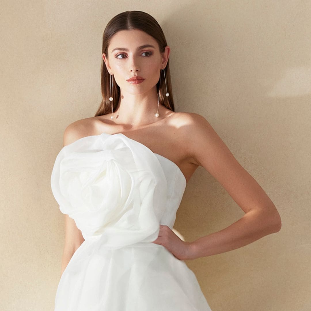 Pronovias se reinventa con una colección cápsula de vestidos sencillos con detalles de alfombra roja