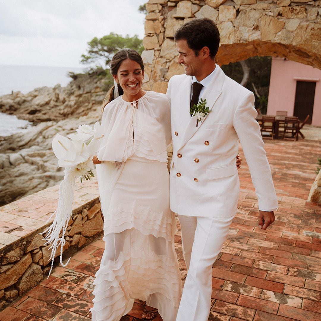 La boda de Alba en la Costa Brava: un vestido de novia con minivolantes y un ramo diseñado a ciegas