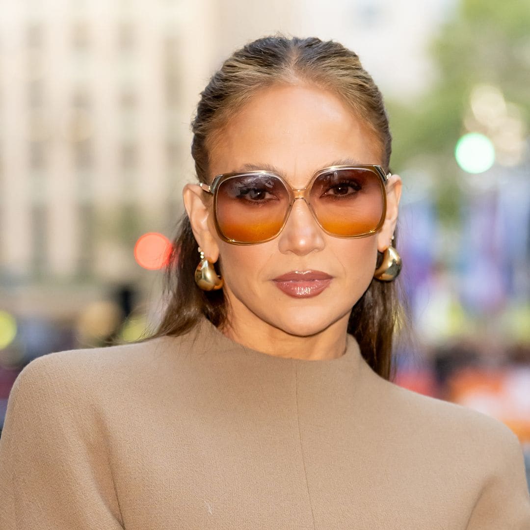 Jennifer Lopez luce su versión más romántica en un minivestido lencero