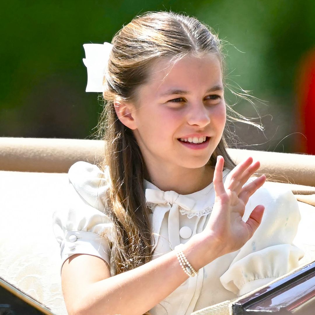 La princesa Charlotte ya no es una niña y la evolución de su pelo lo deja claro: de las trenzas inspiradas en Sissi a las ondas de Kate Middleton