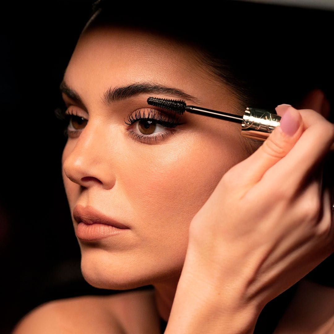 Kendall Jenner comete un error clásico de maquillaje con su máscara de pestañas (y Kylie jamás lo haría)