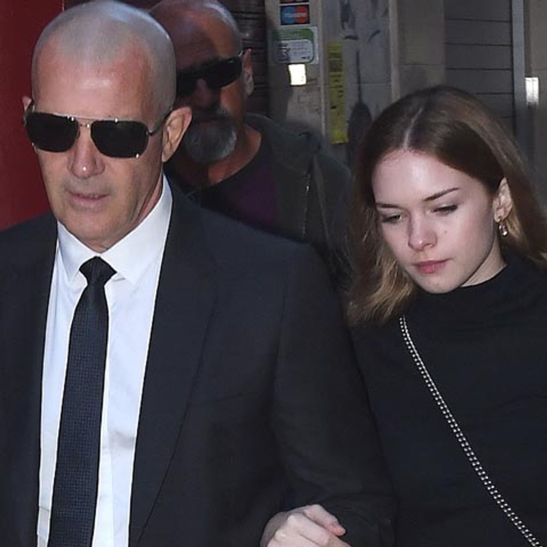 Antonio Banderas, arropado por su hija Stella, en el emotivo funeral en memoria de su madre