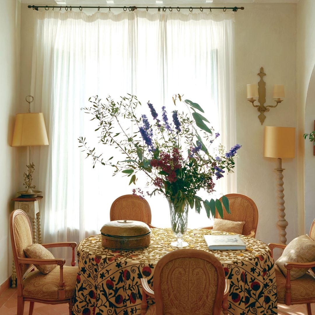 Una sala de estar, con mantel de The IQ Home Collection y centro floral de Florenea