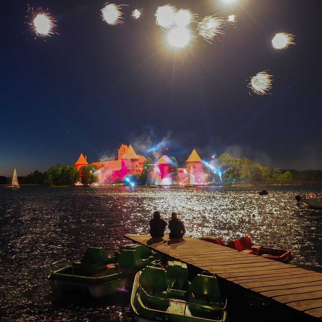 Festival en el castillo de Trakai con fuegos artificiales, Lituania