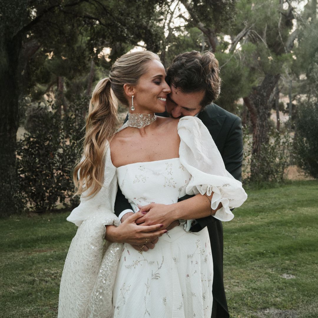 Paloma, la novia del vestido con flores pintadas a mano y capa 'polvo de hadas' que celebró su boda en Madrid