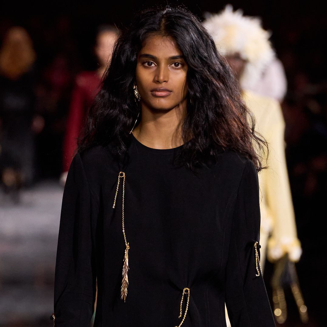 Conoce a Bhavitha Mandava, la modelo descubierta en el metro que ahora desfila para Chanel
