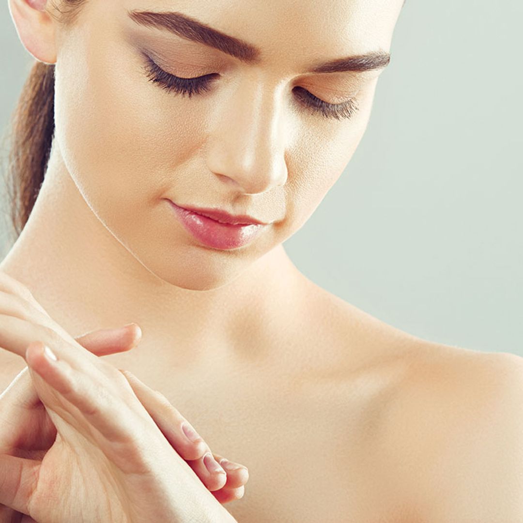 Sí, con qué producto te desmaquillas las uñas importa mucho más de lo que crees
