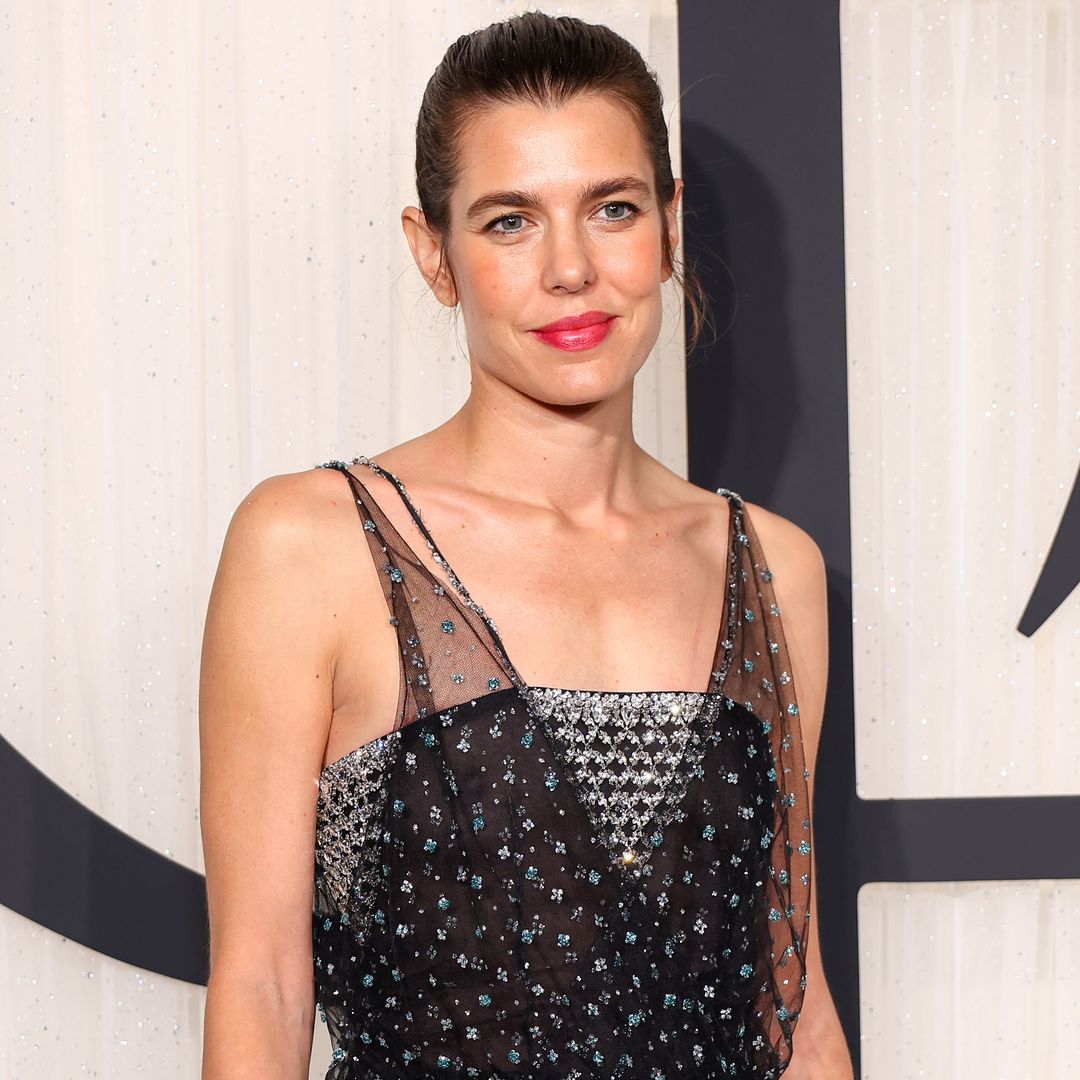 Carlota Casiraghi reaparece en la Ópera de París con un vestido negro de pedrería que parece flotar en el aire