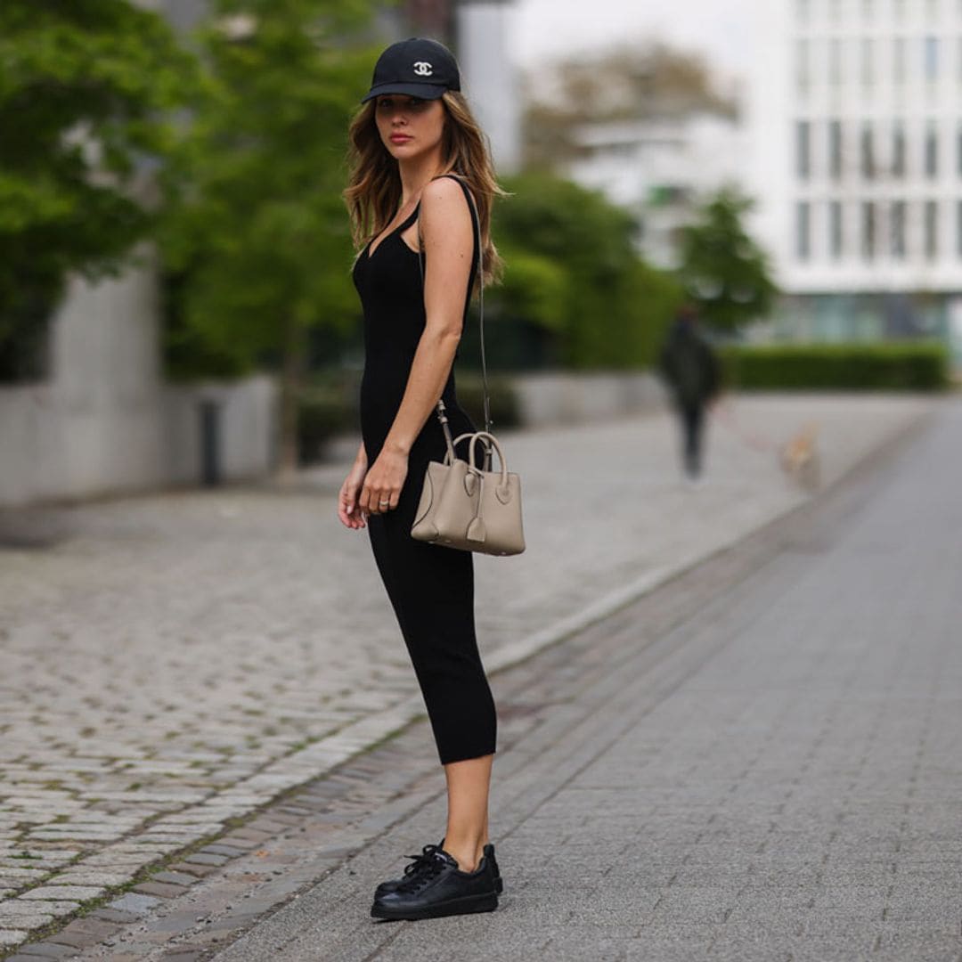 Nuevas formas de rendirte a la gorra y el 'bucket hat' esta temporada