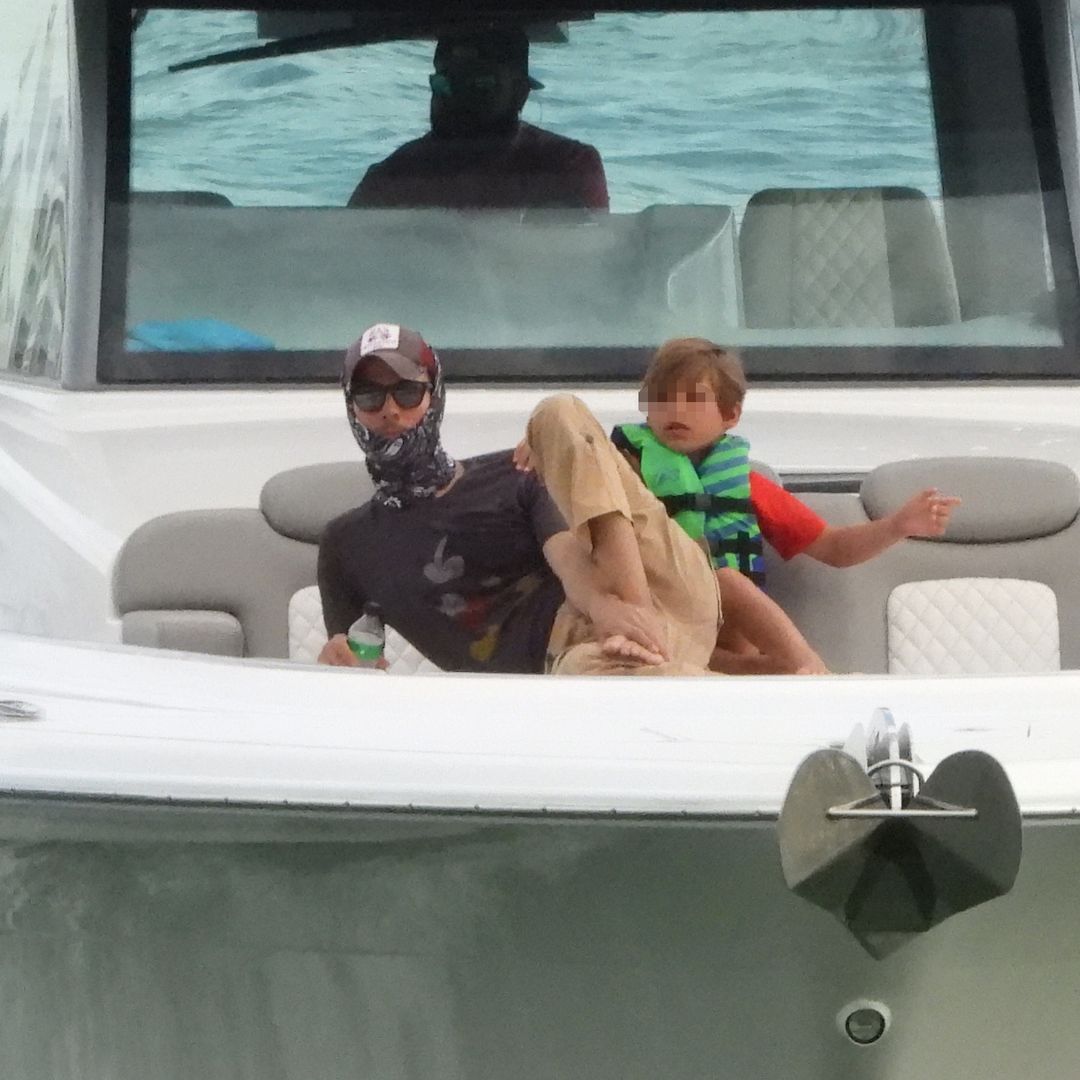 FOTOS EXCLUSIVAS. Enrique Iglesias, un superpadrazo con su hijo Nicholas: su divertido plan para dos en su yate en Miami
