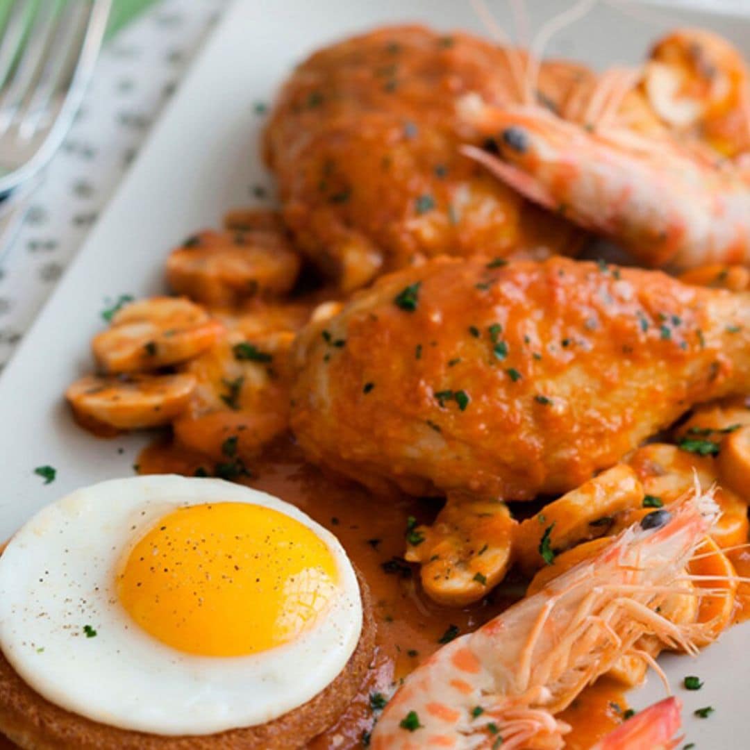 Muslitos de pollo con langostinos y champiñón en salsa de tomate