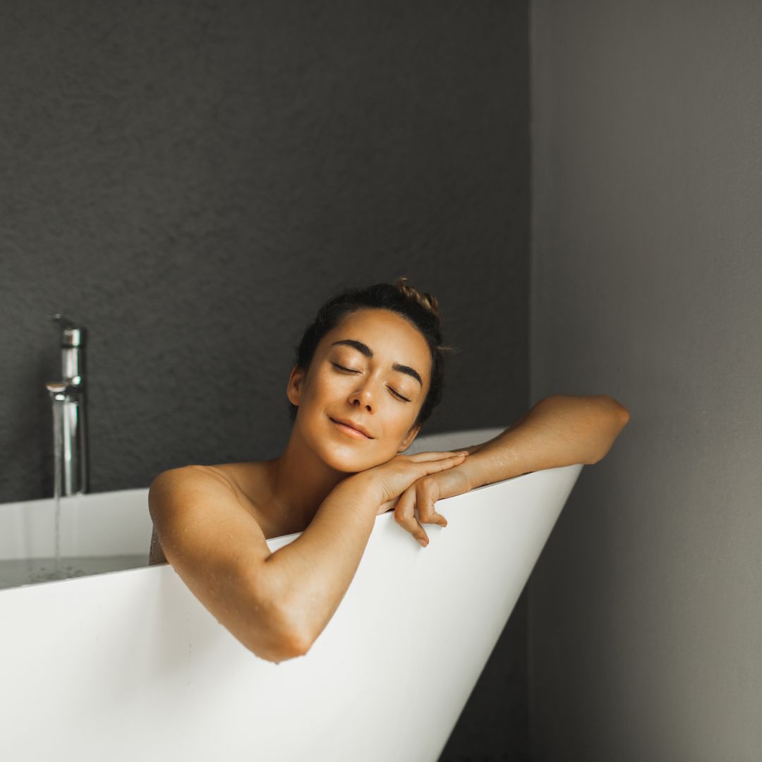 Un baño con sales, lavanda y romero permite limpiar el cuerpo y la energía.