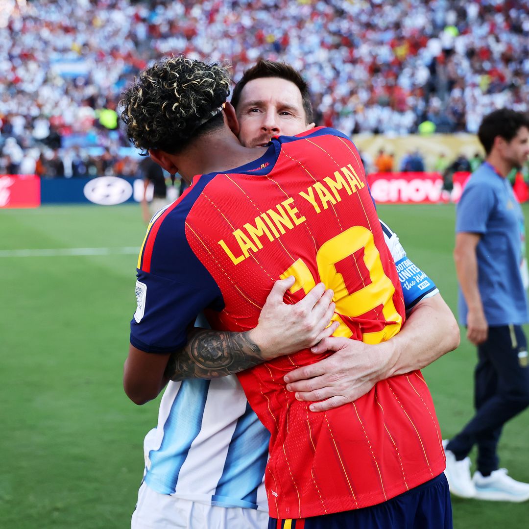 Lamine Yamal abraza a Leo Messi tras la victoria de España frente a Argentina en la final del Mundial de Fútbol