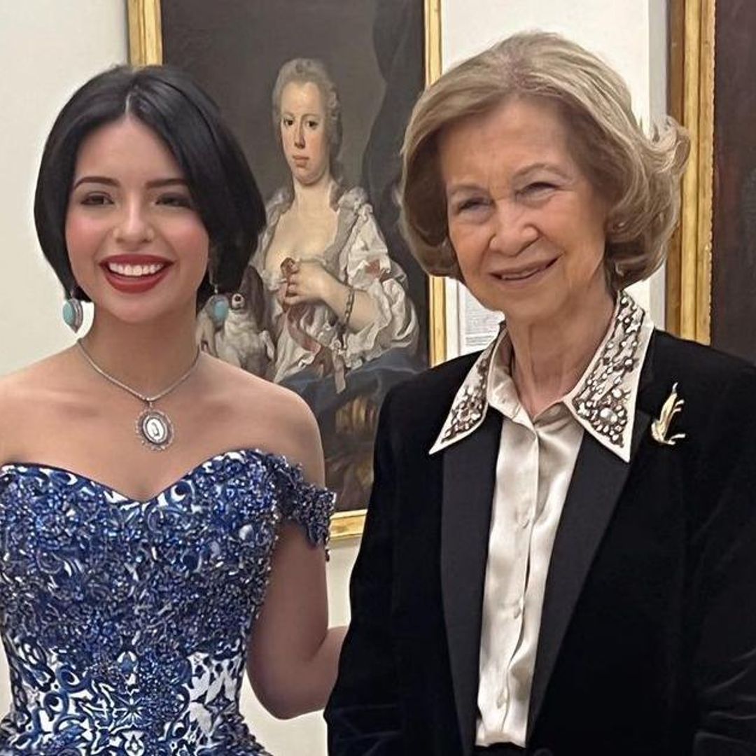 Ángela Aguilar posa junto a la reina Sofía, tras su presentación en España