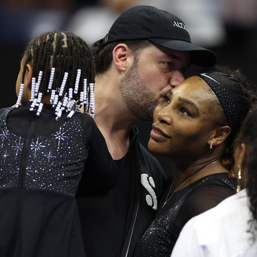 Serena Williams debuta en el US Open arropada por su marido y su hija