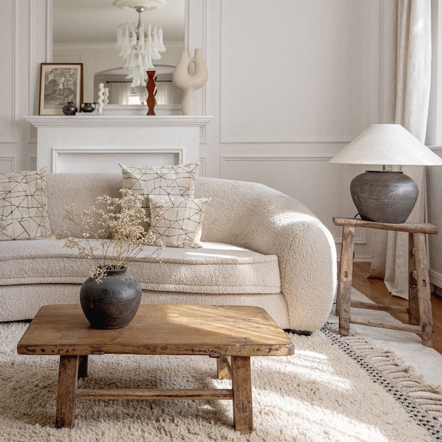 Salón decorado en blanco y madera