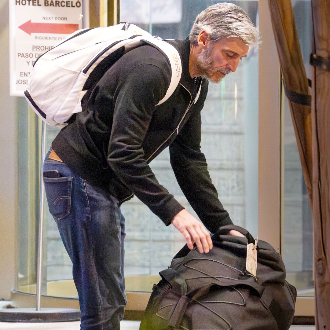 Alfonso, que dejó el hogar familiar hace dos semanas, entrando en su nuevo domicilio de Madrid