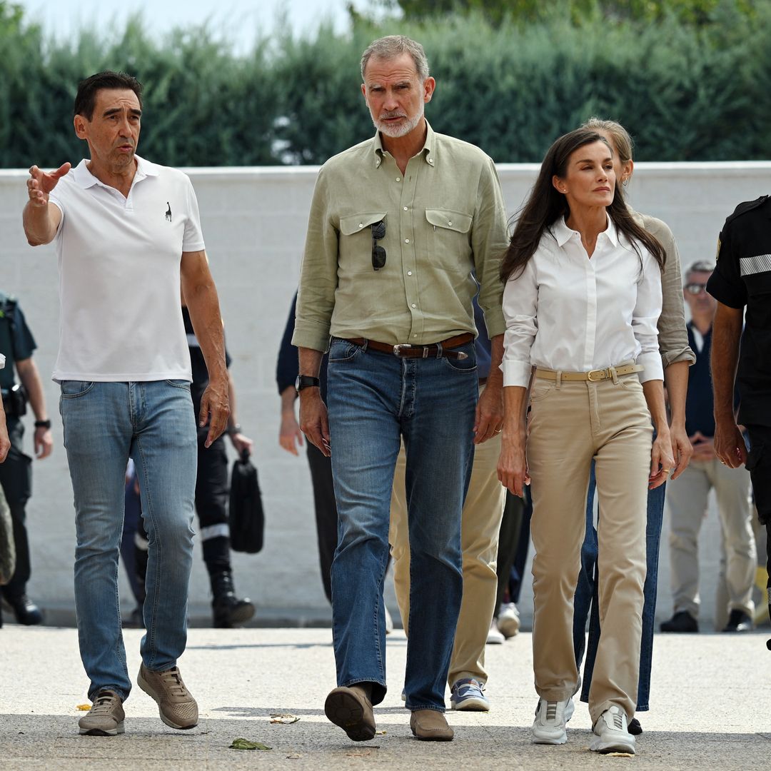 EN DIRECTO. Los reyes Felipe y Letizia visitan en Villamanta a los afectados por los incendios en Madrid