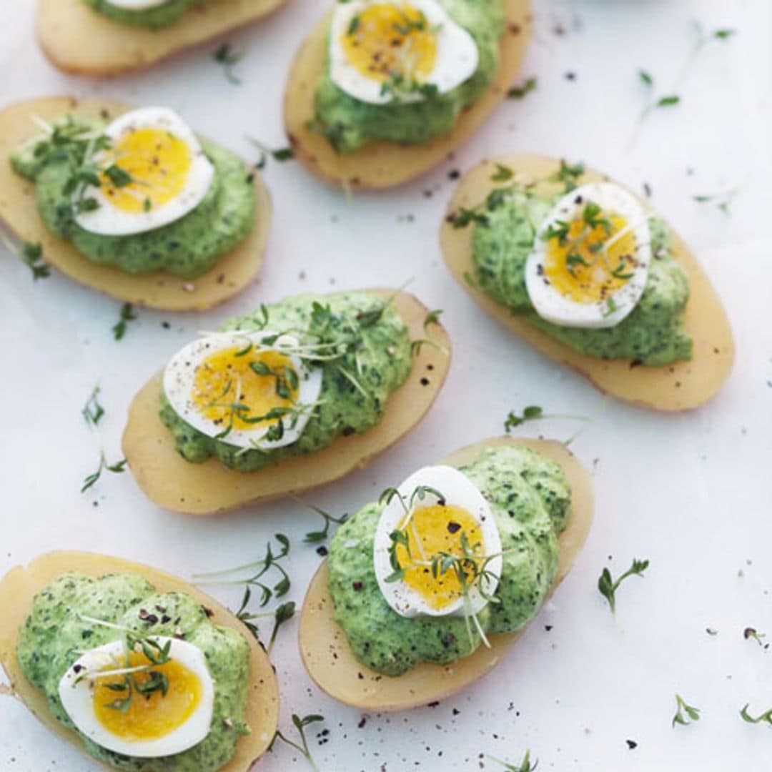 Patatitas rellenas de crema de queso a la albahaca con huevo