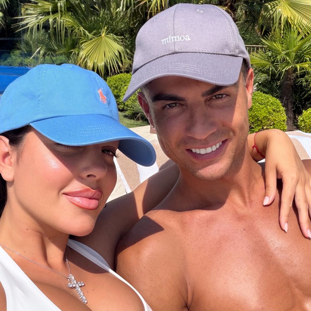 Georgina Rodríguez con Cristiana Ronaldo, ambos con gorras