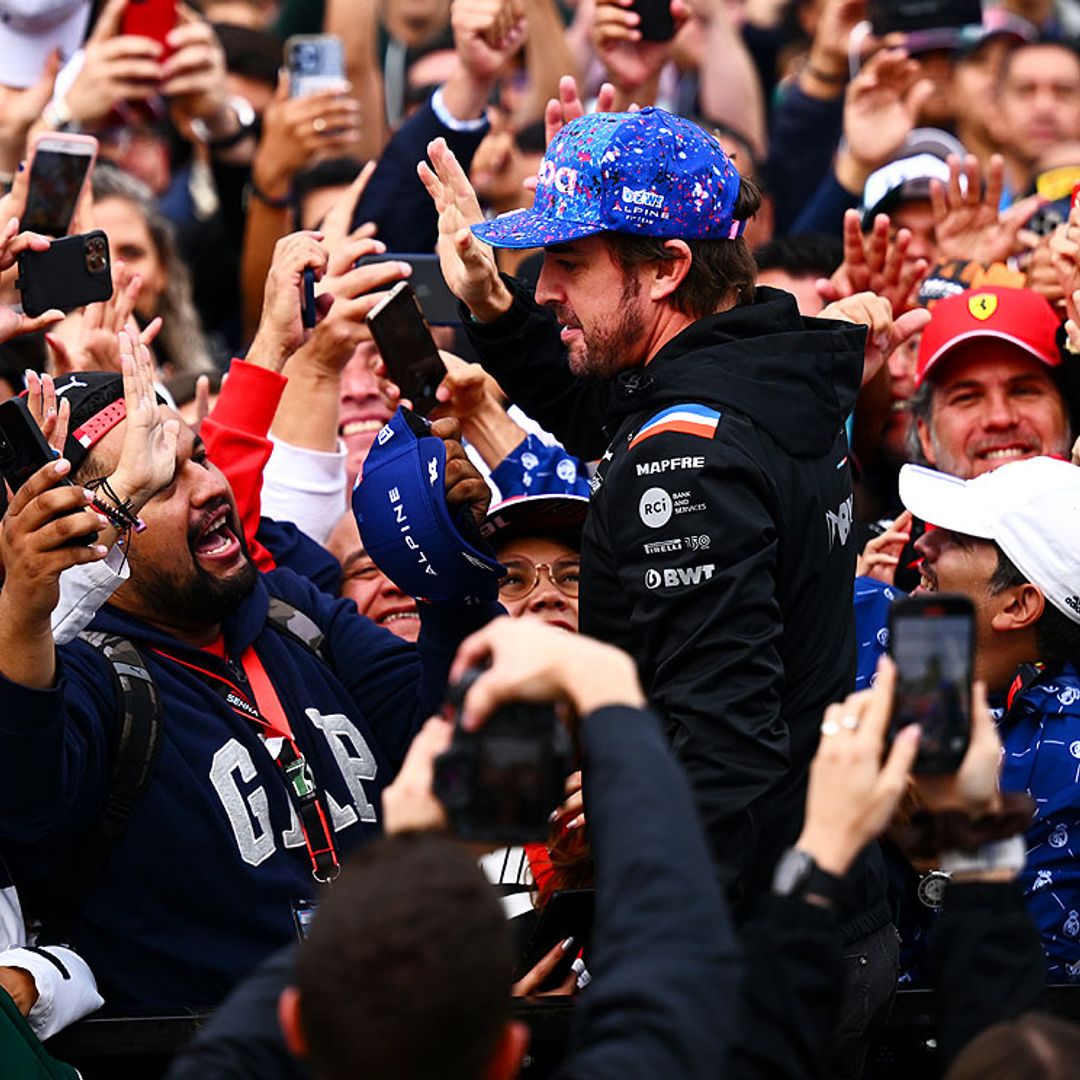 ¡Baño de masas! Fernando Alonso causa furor en el Gran Premio de México