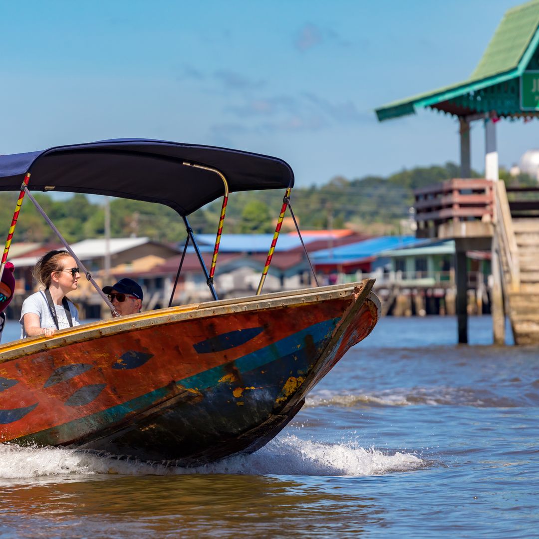 En lancha por Kampong Ayer, en Bandar Seri Begawan, capital de Brunei