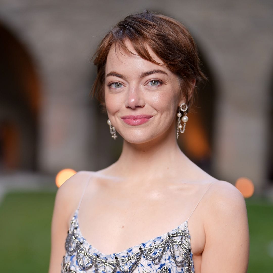 Emma Stone le da un giro a su 'pixie cut' que es ideal para la temporada de verano