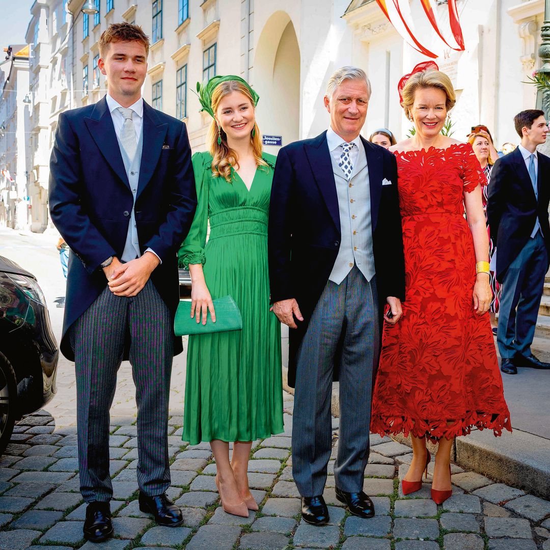 Los Reyes Felipe y Matilde de Bélgica con la princesa Elisabeth y el príncipe Gabriel, familiares de los recién casados