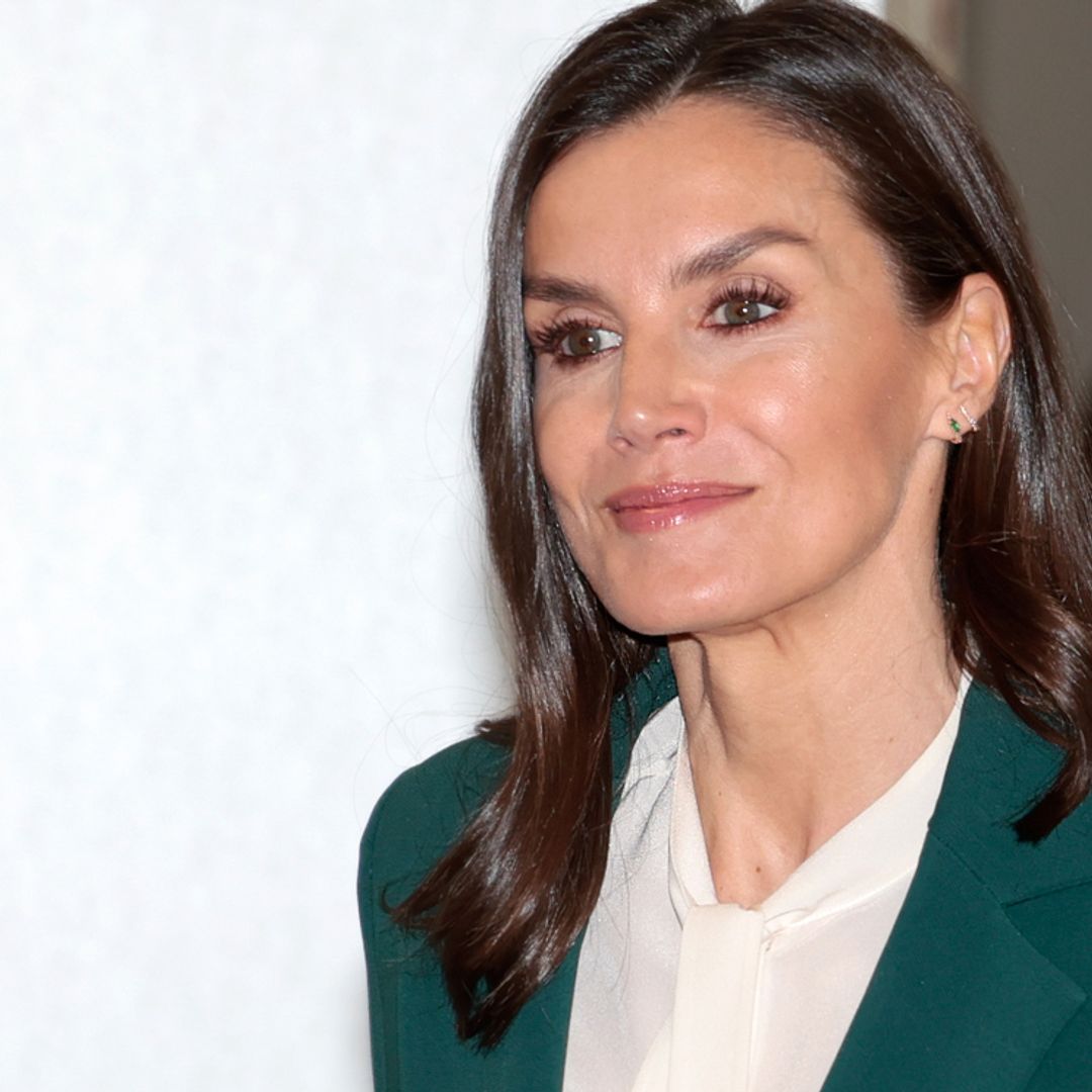 La Reina replica su look de trabajo favorito: traje monocolor y blusa con efecto corbata