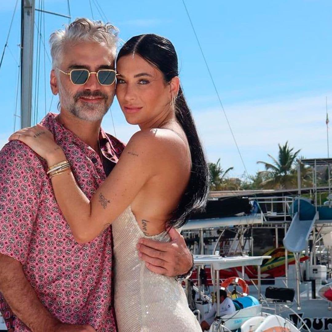 Con el mar como telón de fondo, Alejandro Fernández y Karla Laveaga protagonizan un romántico posado