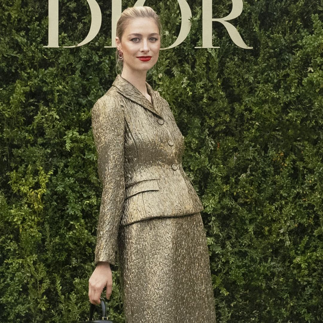 Beatrice Borromeo elige un traje dorado de jacquard para su noche entre diamantes y perlas