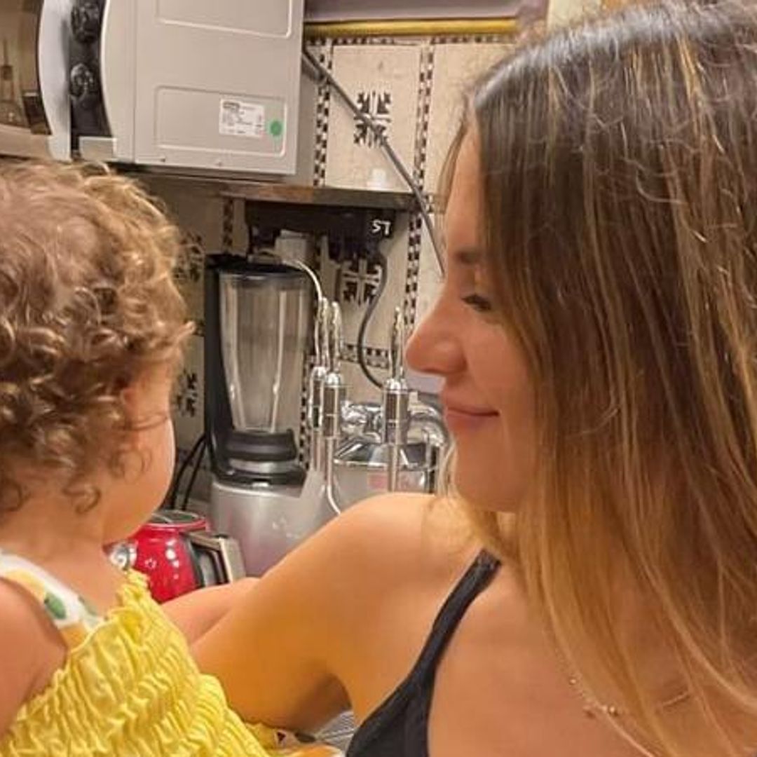 Con un pastel hecho por Noah, Sarah Kohan celebra a su pequeña Nala