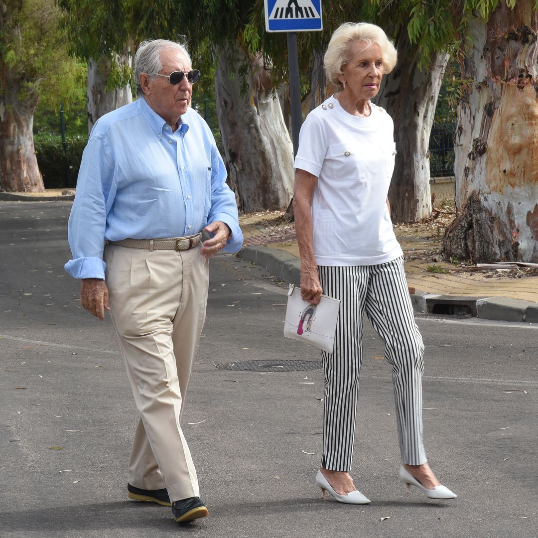 Luis Alberto Salazar-Simpson y su mujer Isabel en la misa de Caritina Goyanes en Marbella, 27 de agosto de 2024