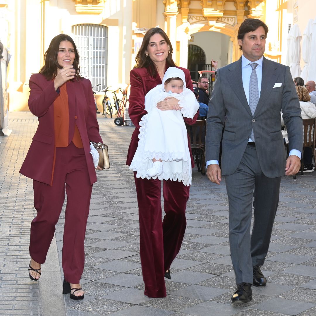 El bautizo de Nicolás, en vídeo: de la Salve Rociera al resfriado del protagonista