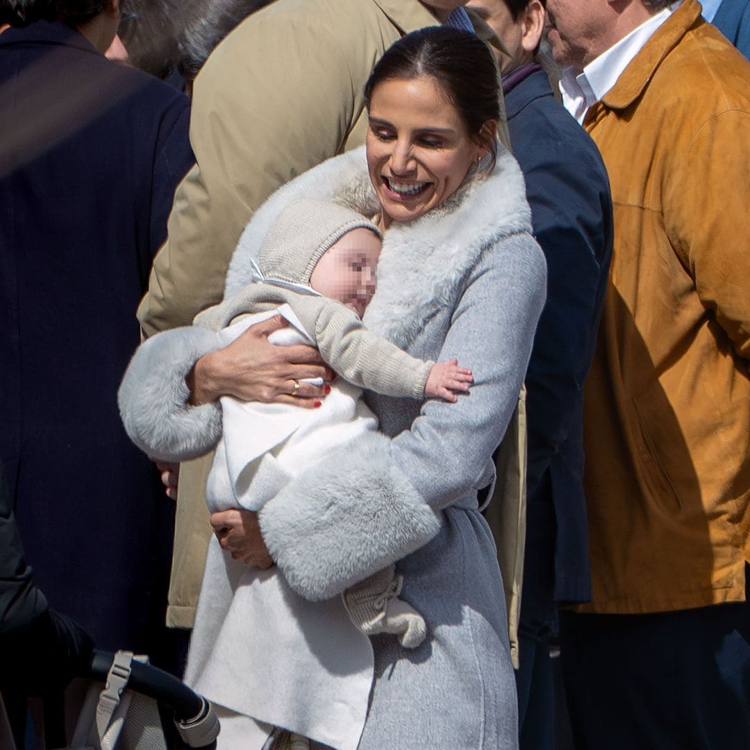 El look de invitada de Lucía Villalón al bautizo de su hijo Lucas con un vestido midi