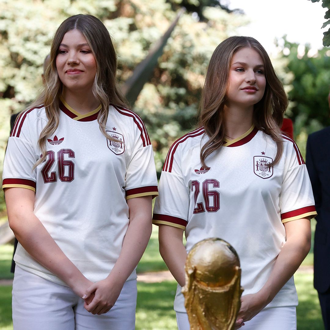 Las zapatillas de Leonor y Sofía en el Mundial: del diseño rosa que desconcertó a los comentaristas a las 'Gazelle' que no pasan de moda
