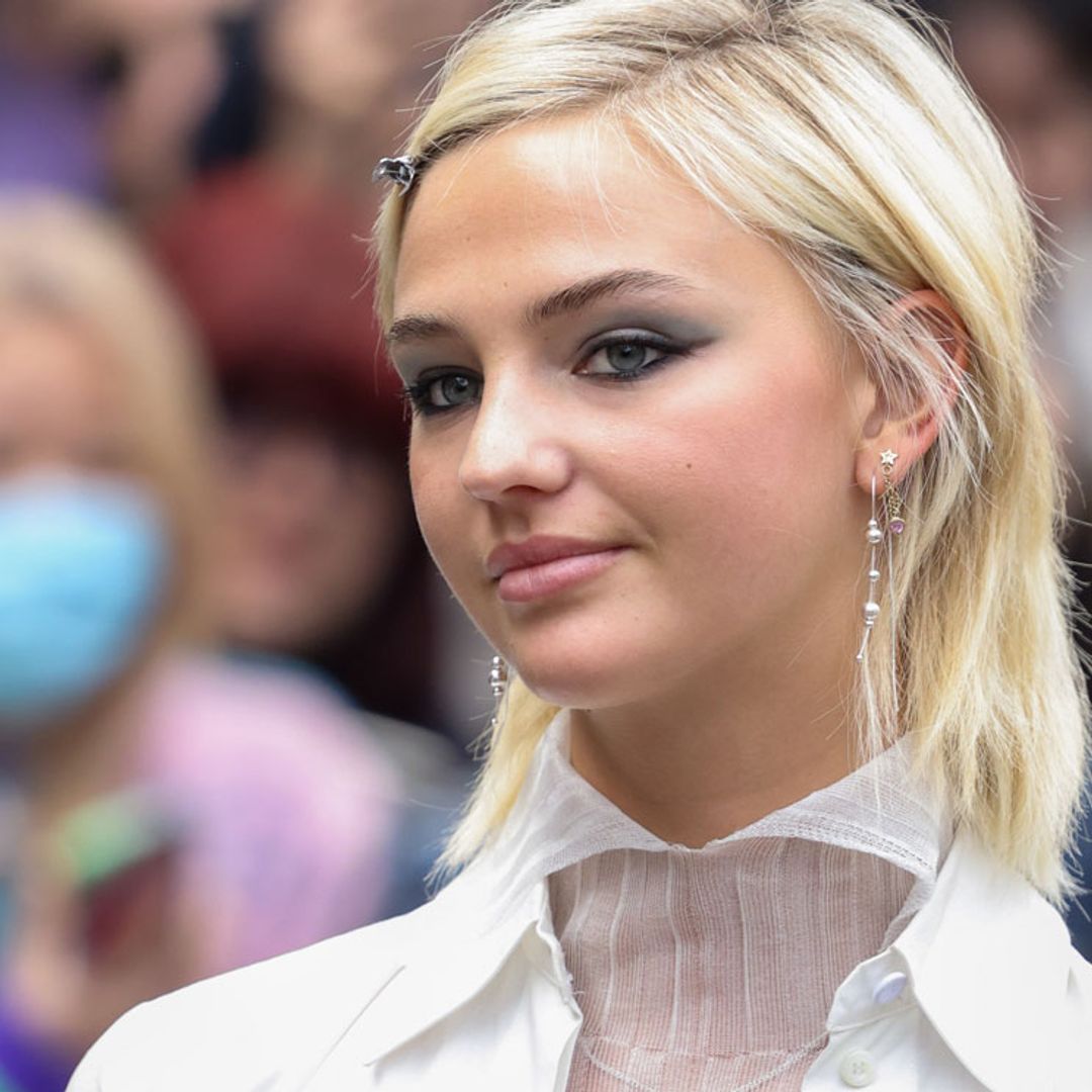 Los looks 'más Britney' de Mia Regan con los que ha impactado en las Semanas de la Moda