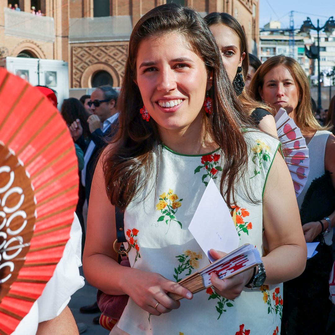 Teresa Urquijo y su lección de estilo: flores hasta en los pendientes y cuñas con guiño a Madrid