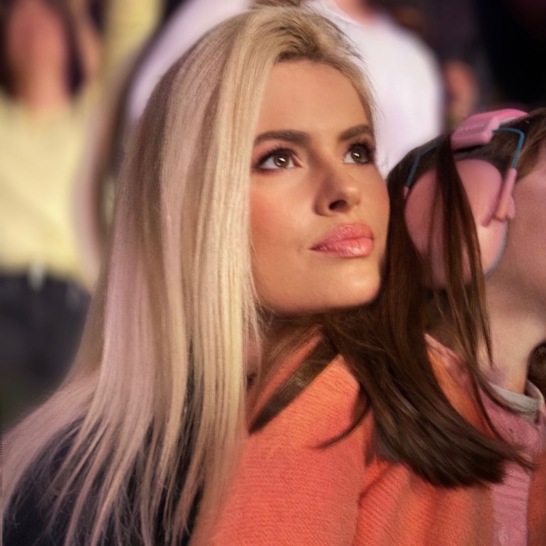 El motivo por el que Adriana Abenia pone a su hija, de 7 años, cascos para cancelación de ruido en los conciertos: "Son absolutamente recomendables"
