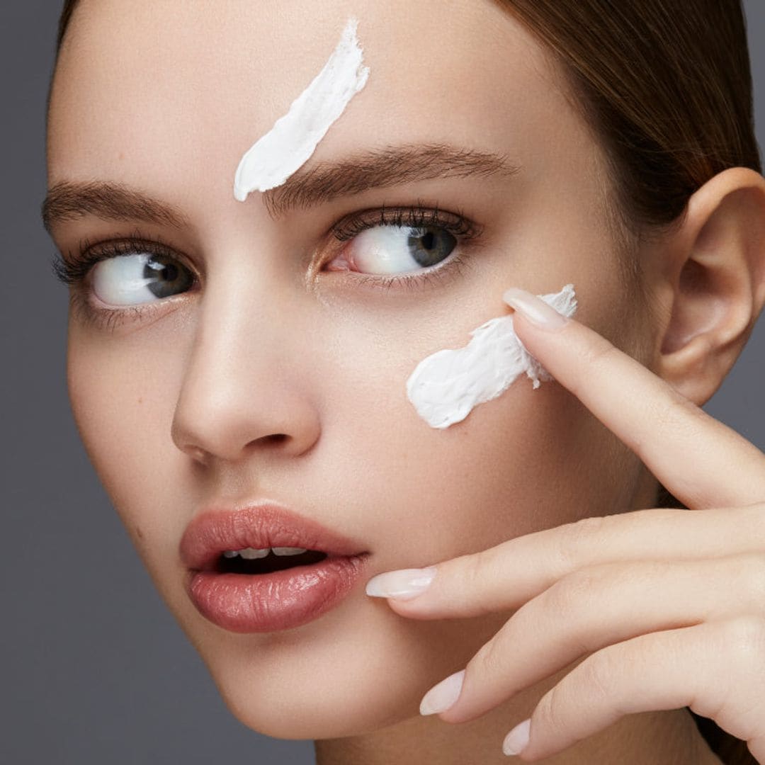 Cosméticos y tratamientos que remodelan el óvalo facial con un 'efecto lifting' inmediato
