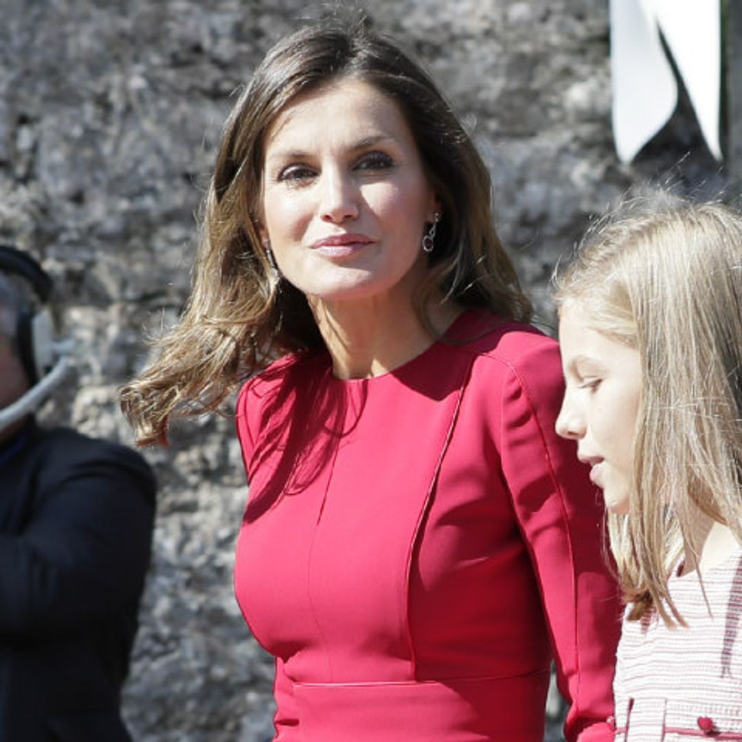 En el color de las grandes ocasiones y a medida: Doña Letizia estrena vestido