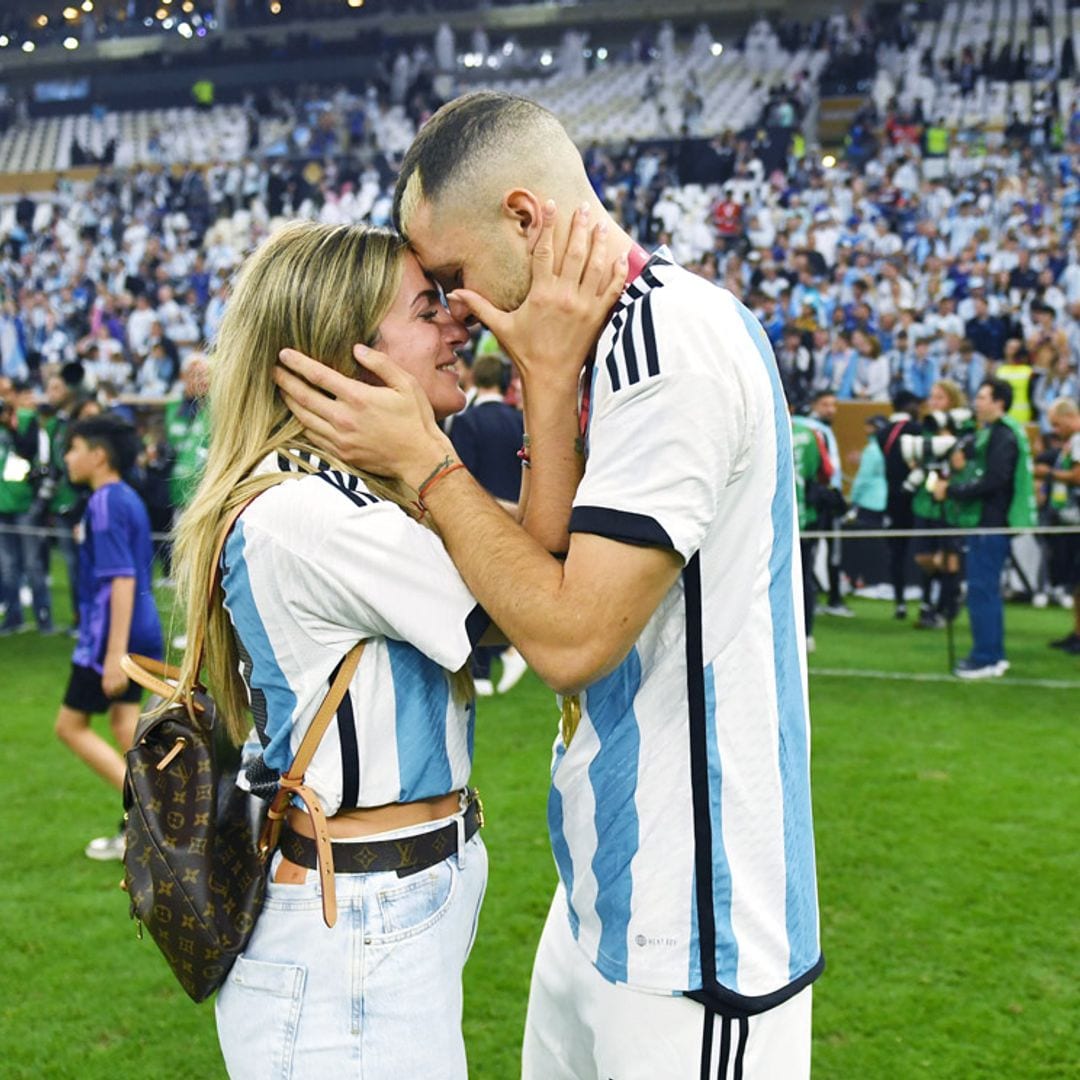 Las mujeres de los jugadores argentinos saltan al campo para celebrar el triunfo en el Mundial