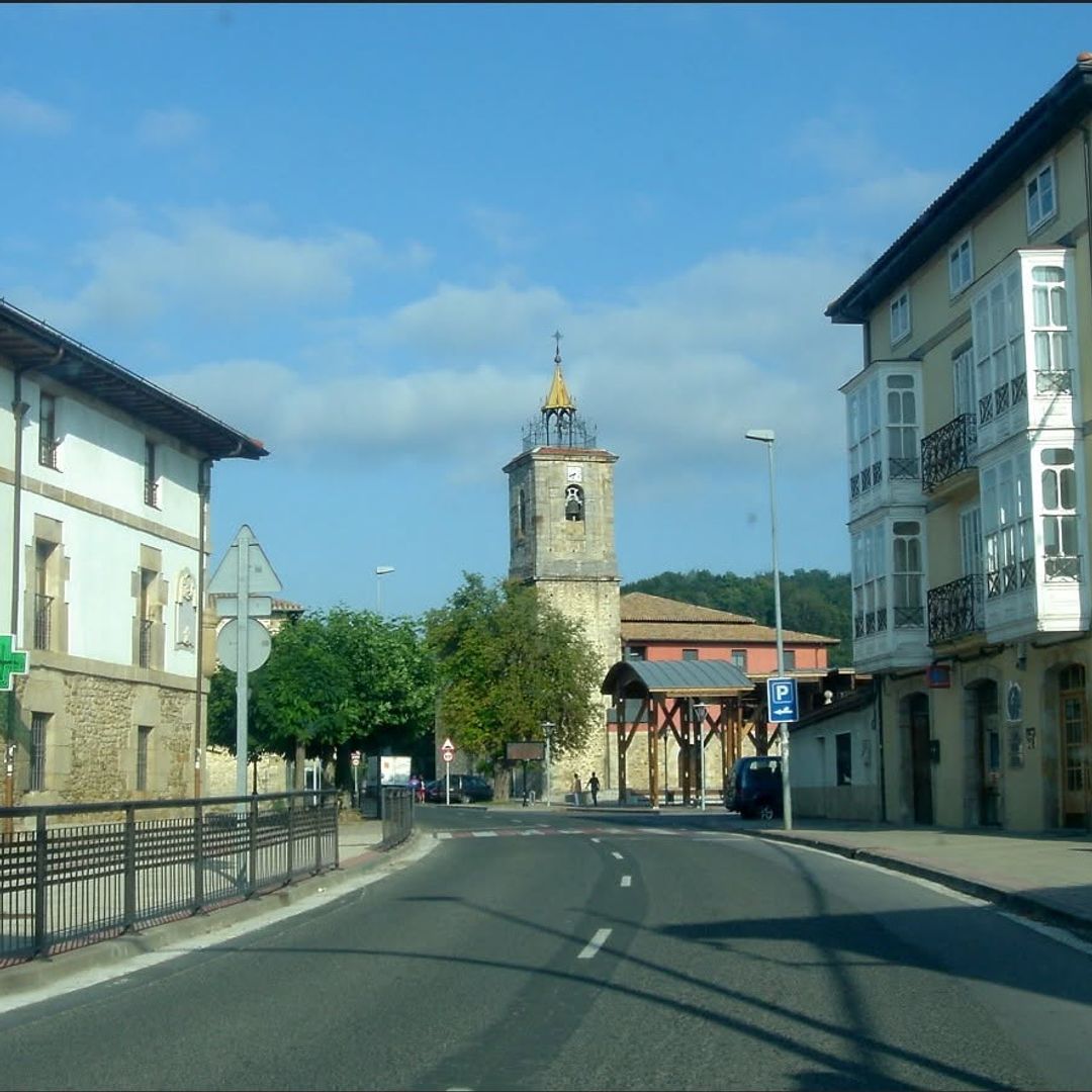 Murgia y al fondo la iglesia de San Miguel, Álava
