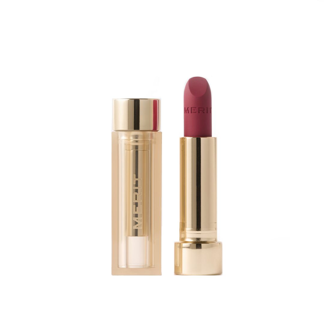 Signature Lip Blush, de Merit (29 euros). Una fórmula ligera de acabado mate traslúcido en el tono frambuesa de máxima tendencia. El labial ideal para lucir un "efecto difuminado" ultranatural.