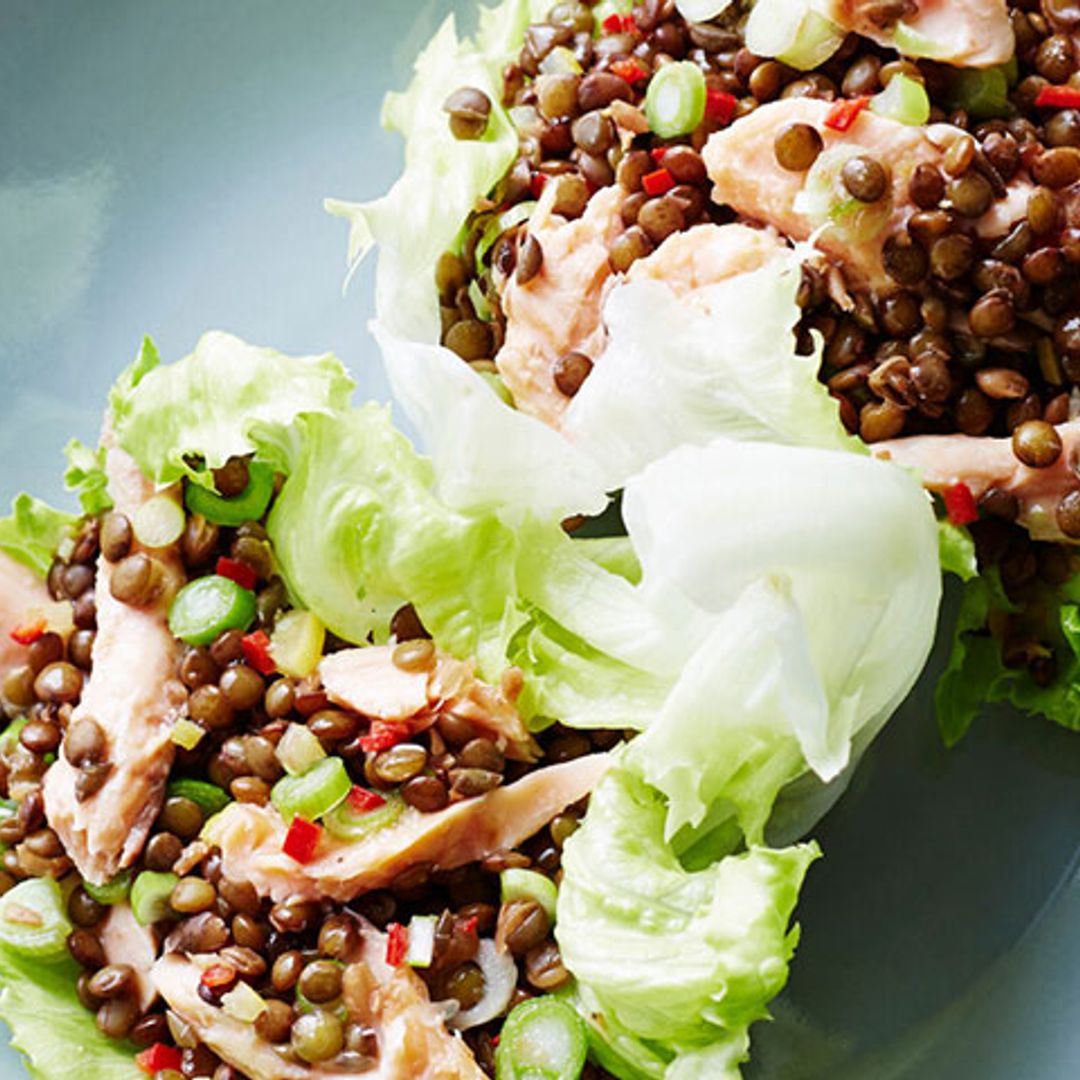 Hojas de lechuga con lentejas y trucha ahumada