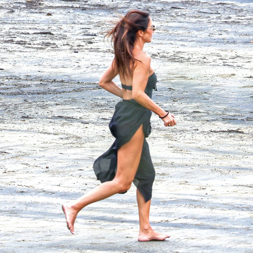 La actriz, Paula Echevarría, recorriendo la playa de Candás